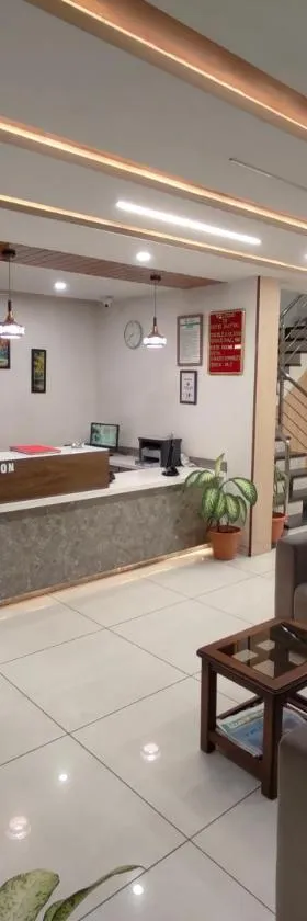 HOTEL SAHYOG & ROOMS，位于苏拉特的酒店