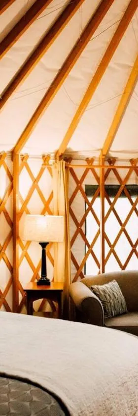 Tuckaseegee @ Sky Ridge Yurts，位于布赖森城的酒店