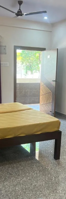 Rt Service Apartments Hotel，位于Velankanni的酒店