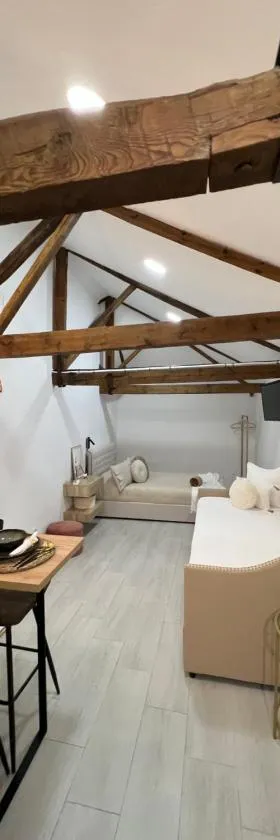 Suites Chic Cozy，位于Herencia的酒店