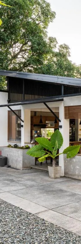 Tata Amado: 3-bedroom vacation home + pool + sauna，位于Morong的酒店