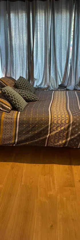 Suite parentale avec salle de bains et toilettes privées，位于热纳的酒店