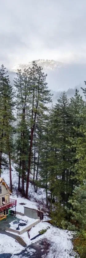 Leavenworth Mountain View Cabin w/ Space to Hike，位于莱文沃思的酒店