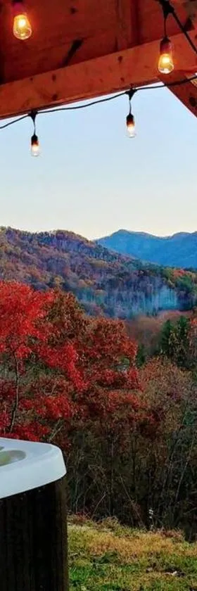 Peace of Heaven ~ Modern Chic Cabin w/ Majestic Mountain Views，位于布赖森城的酒店
