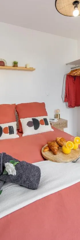 L'écrin des Bois - Proche aéroport Beauvais, Chantilly, forêt de Hez-Froidmont, parking public gratuit, Wifi & Netflix，位于克莱蒙的酒店