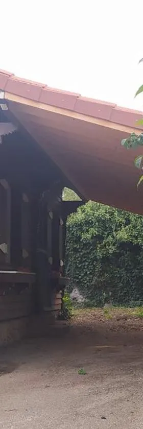 logement indépendant attenant à une maison dans grand jardin，位于Retournac的酒店