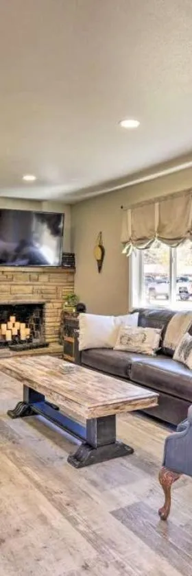 Stunning highly sought house w/ river access nearby，位于Dolores的酒店