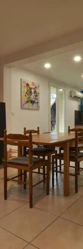 Appartement Le 16, 2 chambres, tout confort, avec terrain，位于Montmorot的酒店