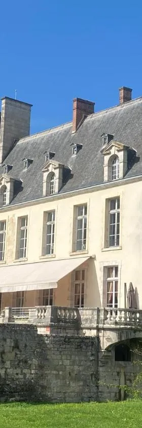 Château d'Augerville Golf & Spa Resort，位于奥盖尔维莱拉里维耶尔的酒店