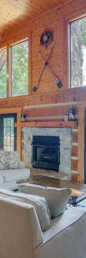 Cove Life at Tellico Lake Cabin with Hot Tub, Dock，位于Vonore的酒店