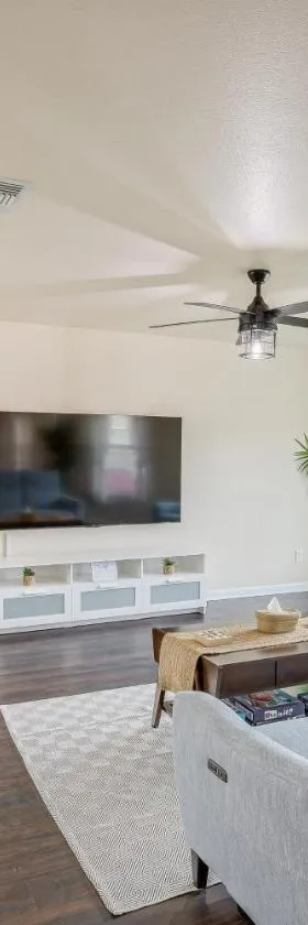 Private Patio Modern Killeen Vacation Rental!，位于基林的酒店