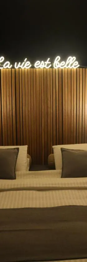 Chambre avec jacuzzi ou Chalets dans les bois，位于Gesves的酒店