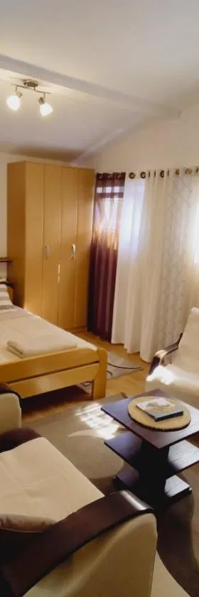 Apartman Orhideja，位于Novi Banovci的酒店