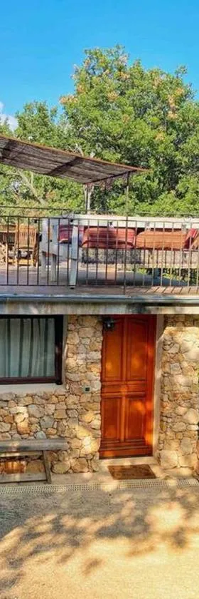 Bas de villa au milieu des oliviers.，位于Chateauneuf Villevieille的酒店