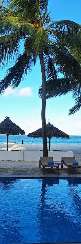 BIANCO AZZURRO Hotel & Restaurant，位于普瓦尼梅查恩加尼的酒店