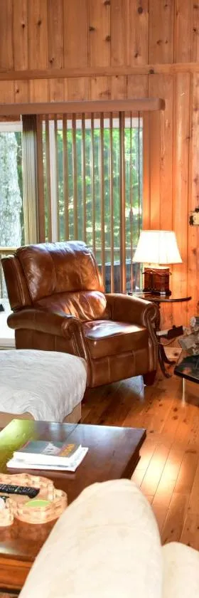 Quiet and Comfy 3bed/2bath - Chalet with hot tub.，位于Cedar的酒店