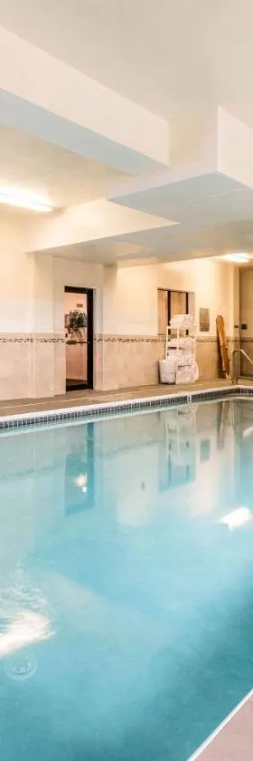 Comfort Inn & Suites Streetsboro - Kent，位于特斯柏罗的酒店