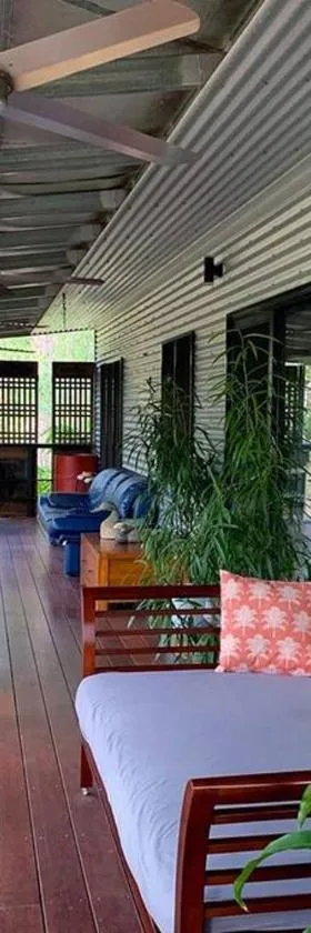 Girraween Rural Retreat with Gorgeous Lagoon Pool，位于汉普蒂杜的酒店