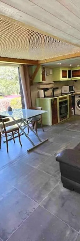La tiny house de Chaparon，位于Lathuile的酒店