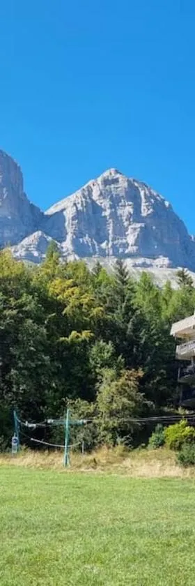Chez K&D Au Col De l'Arzelier，位于Château-Bernard的酒店