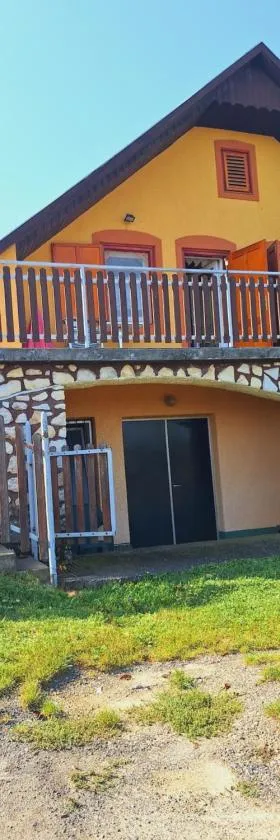 BALATONHEGYVIDÉKI APARTMAN，位于鲍洛托奈代里奇的酒店