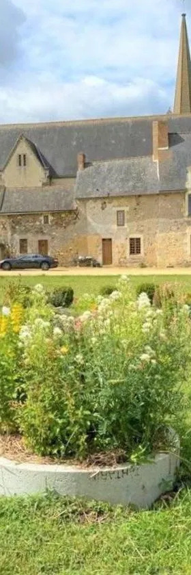 Évasion Romantique au Prieuré avec Jardin en Anjou, Petit-Déjeuner Inclus - FR-1-622-63，位于Méa的酒店