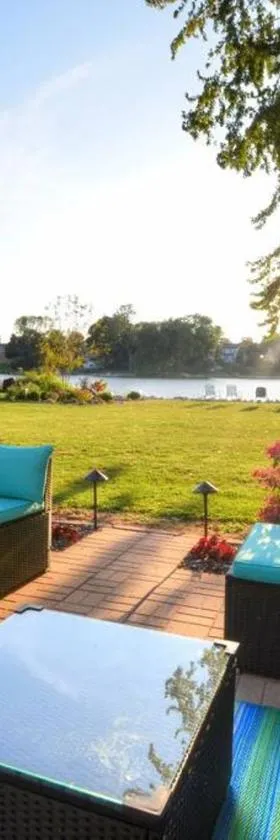 Riverfront Retreat! Water front and dog friendly!，位于Two Rivers的酒店