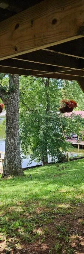 LAKEFRONT Home at Lake Chickamauga! Walk to the Marina!，位于Dayton的酒店