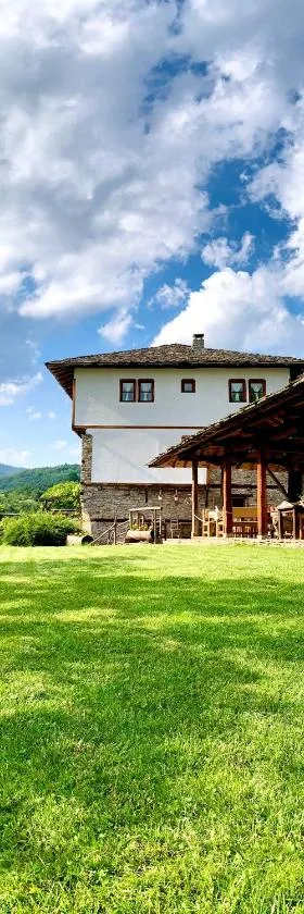 Family Hotel Byalata Kashta，位于科瓦切维卡的酒店