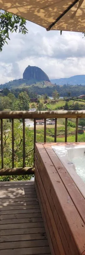Breeze Glamping -Guatape，位于El Peñol的酒店