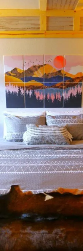 2nd Floor Newly Renovated room in Hatcher Pass Castle，位于Willow的酒店