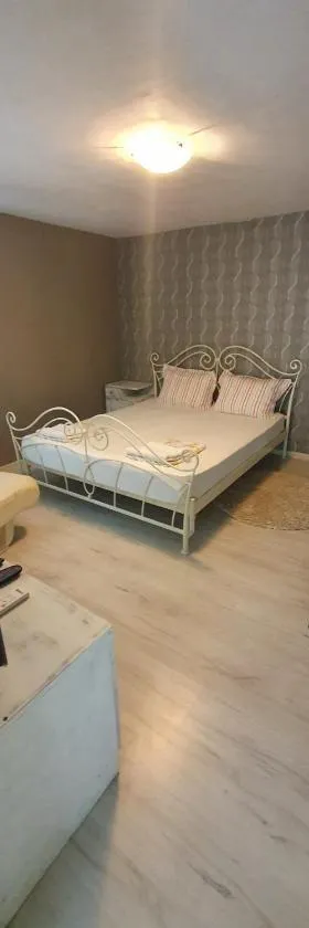 Guest rooms KRASI，位于Strazha的酒店