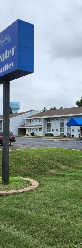 Stillwater Inn & Suites，位于斯蒂尔沃特的酒店