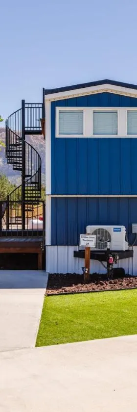 Lil' Blue Oasis Tiny Home，位于Apple Valley的酒店