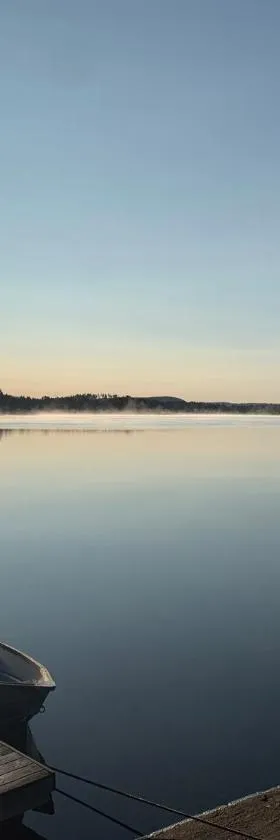 Cozy cottage by the lake, Charlottenberg，位于Åmotfors的酒店