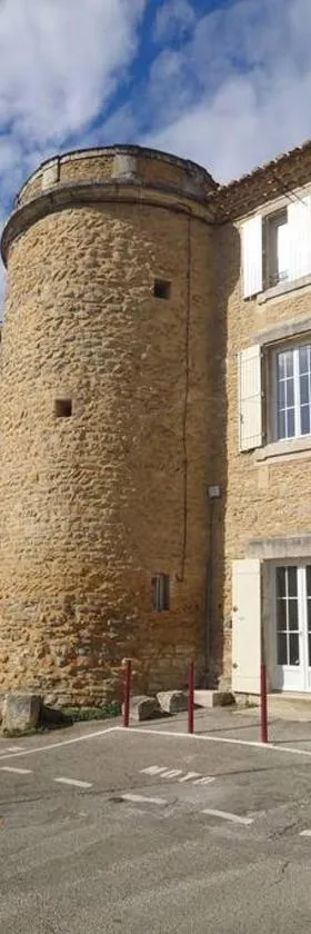 Appartement de la tour，位于Connaux的酒店