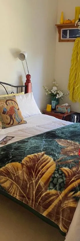 By the Bay short stays private suite 1 to 4 days，位于圣伦纳兹的酒店