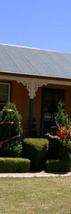 "Grand Ole Topiary" Cottage Accommodation Railton，位于Railton的酒店