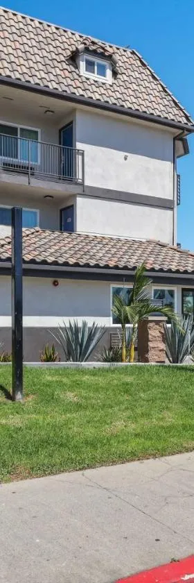 Suites Escondido CA，位于埃斯孔迪多的酒店