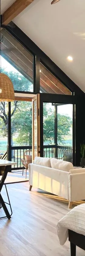 Relaxing Modern stay on a Ranch，位于Cedar Creek的酒店