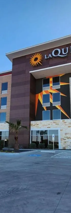 La Quinta Inn & Suites by Wyndham Del Rio，位于德尔里奥的酒店