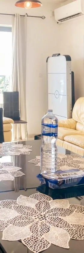 XL Central Home - Sleeps 10 people，位于佩塔的酒店