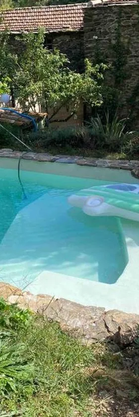 Appartement de Charme dans un Ancien Mas Cévenol piscine et jacuzzi，位于瓦勒罗盖的酒店