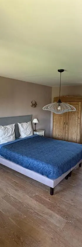 LE DOMAINE DE COAT ROGAN La chambre romantique，位于Pommerit-Jaudy的酒店