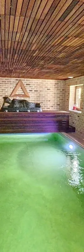 Appartement au calme - Duplex 3 CH - 5 pers avec piscine intérieure 32C Namur - 5 min E42 sortie 12 Namur Ouest，位于Floreffe的酒店