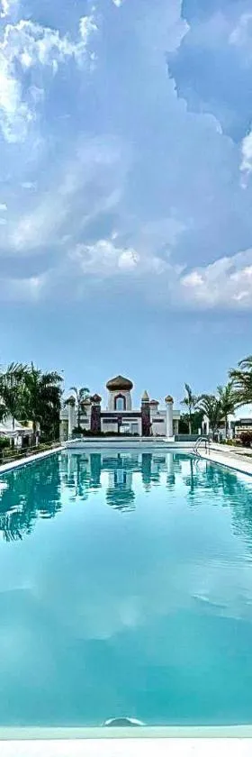 Torres Farm Resort powered by Cocotel，位于Naic的酒店