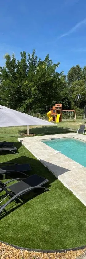 Villa Romane: piscine et aire de jeux，位于Maillane的酒店