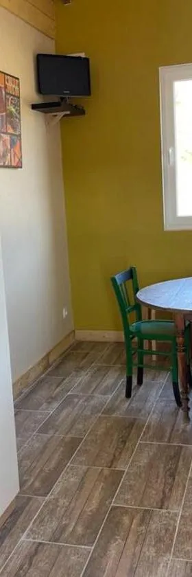 maisonnette à la campagne，位于Gennetines的酒店