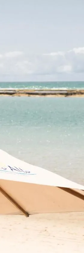 Flat Marupiara equipado, no melhor trecho da praia de Muro Alto, beira-mar com piscina, varanda, restaurante, conveniência, estacionamento e wi-fi, a 10' de carro de Porto de Galinhas，位于嘎林海斯港的酒店