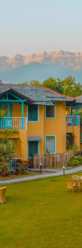 Tree of Life Birdsong Chalets , Dharamshala，位于达兰萨拉的酒店